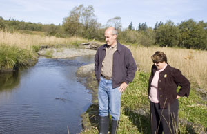 Rep. Rick Larsen and Skagit County Commissioner Sharon Dillon watch juvenile fish swim in a new channel of Hansen Creek, in Upper Skagit in 2010. Photo: Northwest Indian Fisheries Commission