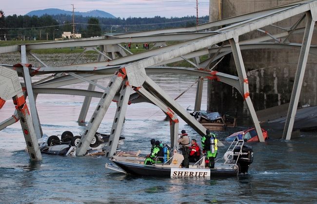Jennifer Buchanan / The HeraldRescuers work in the water after the Interstate 5 bridge collapsed over the Skagit River in Mount Vernon on Thursday.
