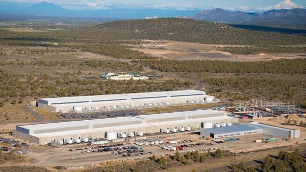Facebook's data center in Prineville. The main data halls are in the center of the picture. The cold storage facility is the L-shaped building on the lower right. (Facebook photo)