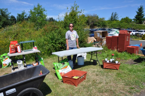 Didi Garlow, Master Gardener helps fill planters to take home.Photo by Monica Brown