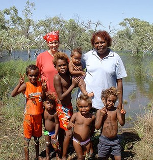 Linguist Carmel O'Shannessy, back left, with Gracie White Napaljarri, who is a Warlpiri speaker but children in her extended family speak both Warlpiri and Light Warlpiri. Photo: Noressa White via The New York Times