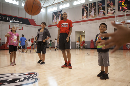 Lobo freshman Lauren Newman, center, shares a smile with Keshaun Christian, right, Wicanhpi-Winyan Echohawk, center left, and Jesslyn Sandoval during a passing drill at Monday’s basketball clinic. (adria malcolm/for the journal)