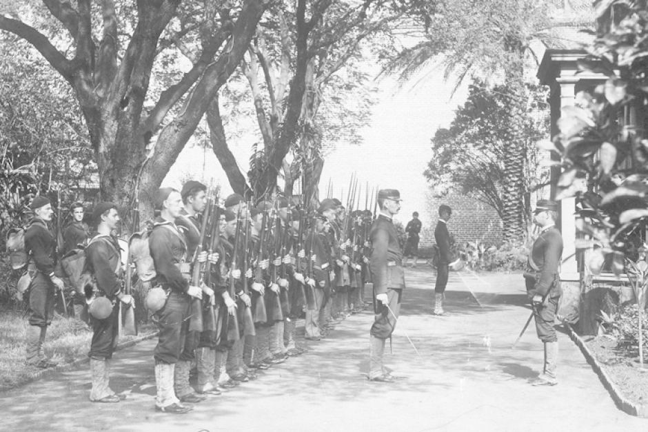 Photo: Bluejackets of the USS Boston occupying Arlington Hotel grounds during overthrow of Queen Liliuokalani, the last monarch of the Kingdom of Hawaii, January 1893. (Hawaii State Archives: PP-36-3-002)