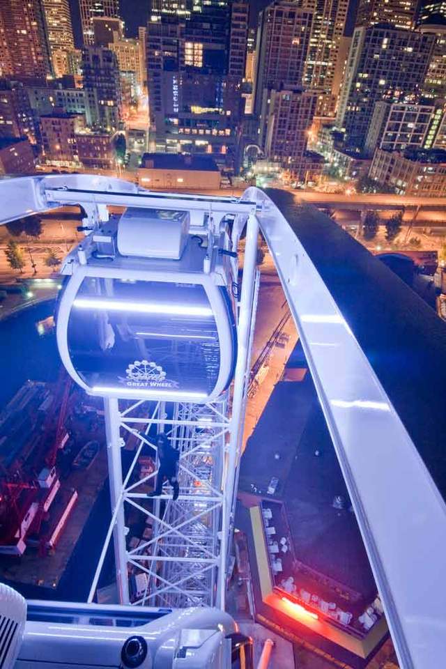 An unidentified climber scales Seattle's Great Wheel.Photo by Reddit/Shuttersubversive