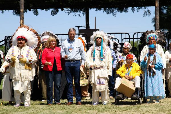 Jackie McNeelGovernor Jay Inslee, and his wife Trudi, (center) with Navajo Code Talker Kee Etsicitty, (far right) and Yakama Tribal Council Chairman JoDe Goudy on June 9, 2014.