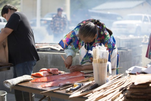 Woman from the Confederated Tribes of Warm Springs prepares salmon. (Photo: Alyssa Macy)
